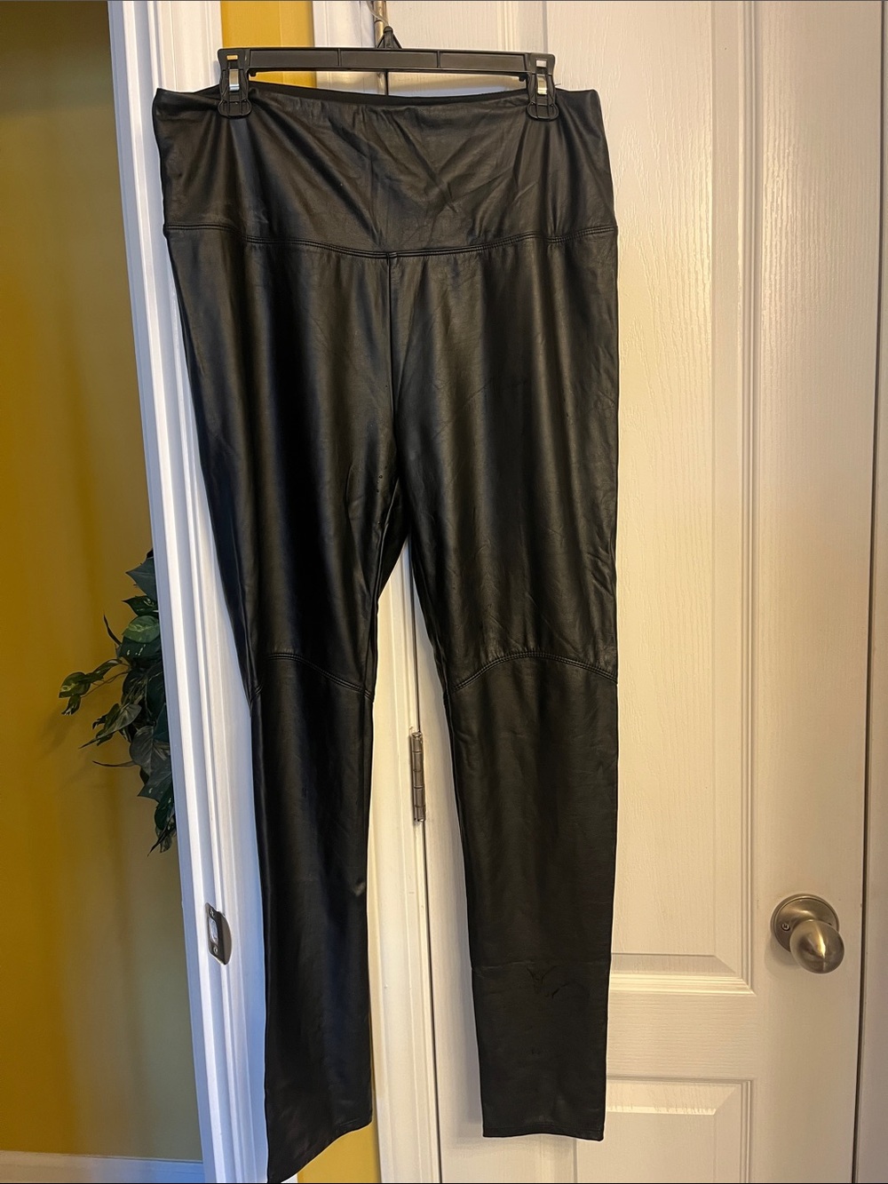 Lysee’ Faux Leather High-Waist Legging Pants - Black